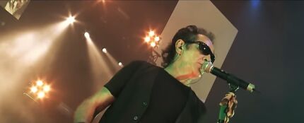 Burning, en el videoclip de '¿Qué hace una chica como tú en un sitio como este?'. Burning, en el videoclip de '¿Qué hace una chica como tú en un sitio como este?'.