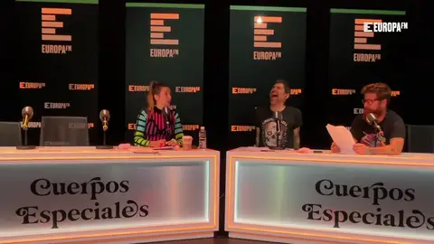 Dani Piqueras y Javi Sánchez se enfrentan a una batalla de temazos italianos y acaban haciendo cantar al público del especial de 'Cuerpos especiales' Dani Piqueras y Javi Sánchez se enfrentan a una batalla de temazos italianos y acaban haciendo cantar al público del especial de 'Cuerpos especiales'