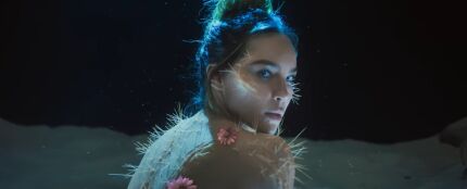 Belinda en el videoclip de Cactus 