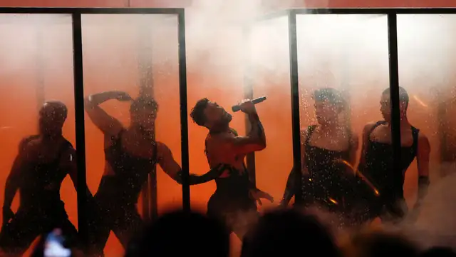 Jorge González junto a sus cuatro bailarines en el Benidorm Fest 2024