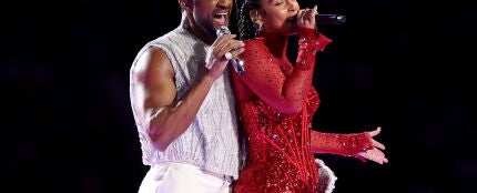 Usher y Alicia Keys en el espectáculo musical de la Super Bowl