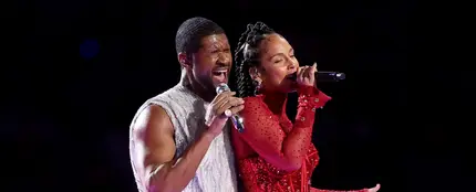 Usher y Alicia Keys en el espectáculo musical de la Super Bowl Usher y Alicia Keys en el espectáculo musical de la Super Bowl