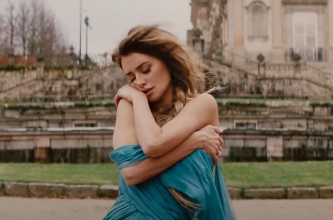 Penelope Cruz protagoniza el videoclip de '313', la nueva canción del rapero Residente.