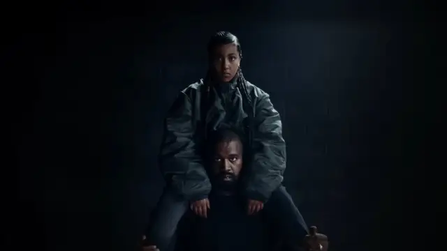 Kanye West actúa con su hija North en concierto