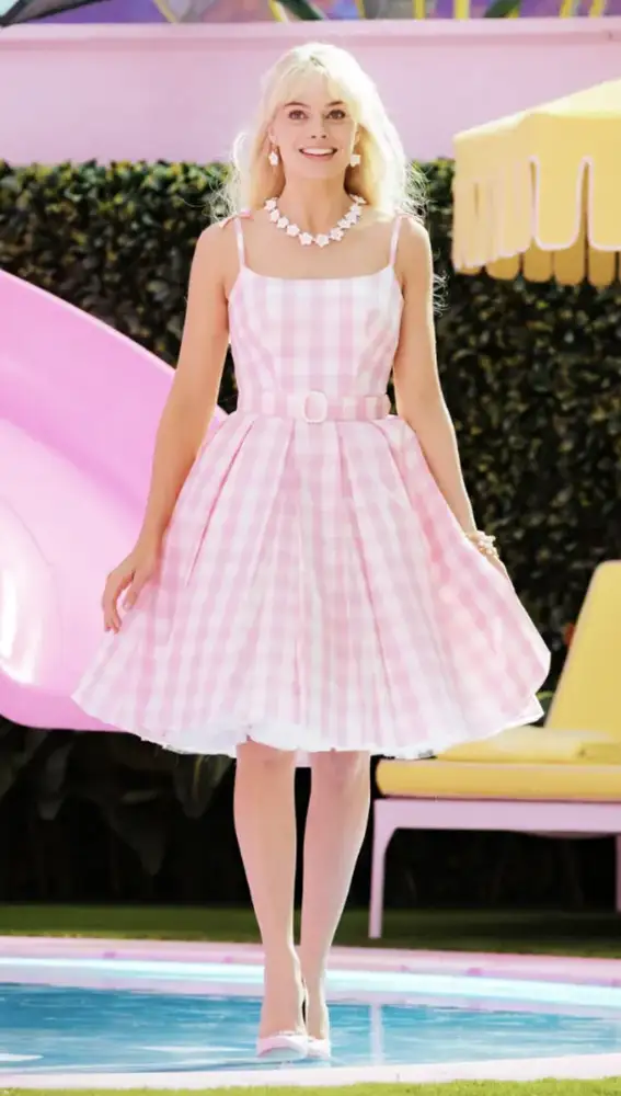 Barbie, con un vestido de cuadros vichy en la película de Greta Gerwig