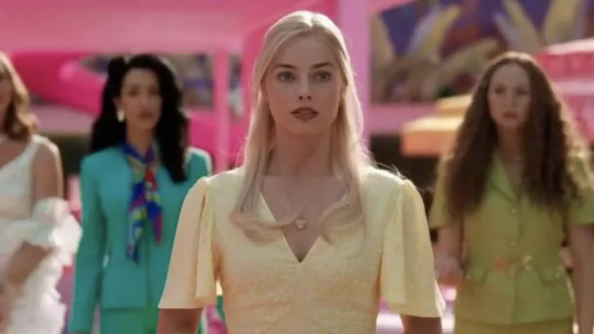 El vestido amarillo del cambio tiene un gran significado dentro de la película.