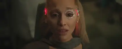 Ariana Grande en el videoclip 'we can't be friends (wait for your love)' Ariana Grande en el videoclip 'we can't be friends (wait for your love)'