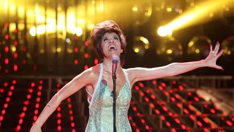 Roko imita a Shirley Bassey Roko imita a Shirley Bassey