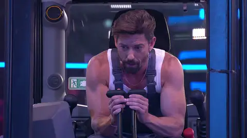 El descalabro de Adrián Lastra manejando la excavadora El descalabro de Adrián Lastra manejando la excavadora