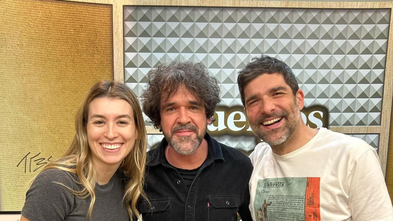 Gorka Urbizu, fundador de Berri Txarrak, con Eva Soriano y Nacho García. Gorka Urbizu, fundador de Berri Txarrak, con Eva Soriano y Nacho García.