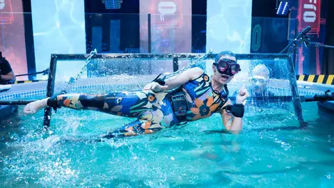 La angustia de Chenoa en una sobrenatural apnea con escapismo Chenoa, atada con cadenas intenta salir del agua en su reto