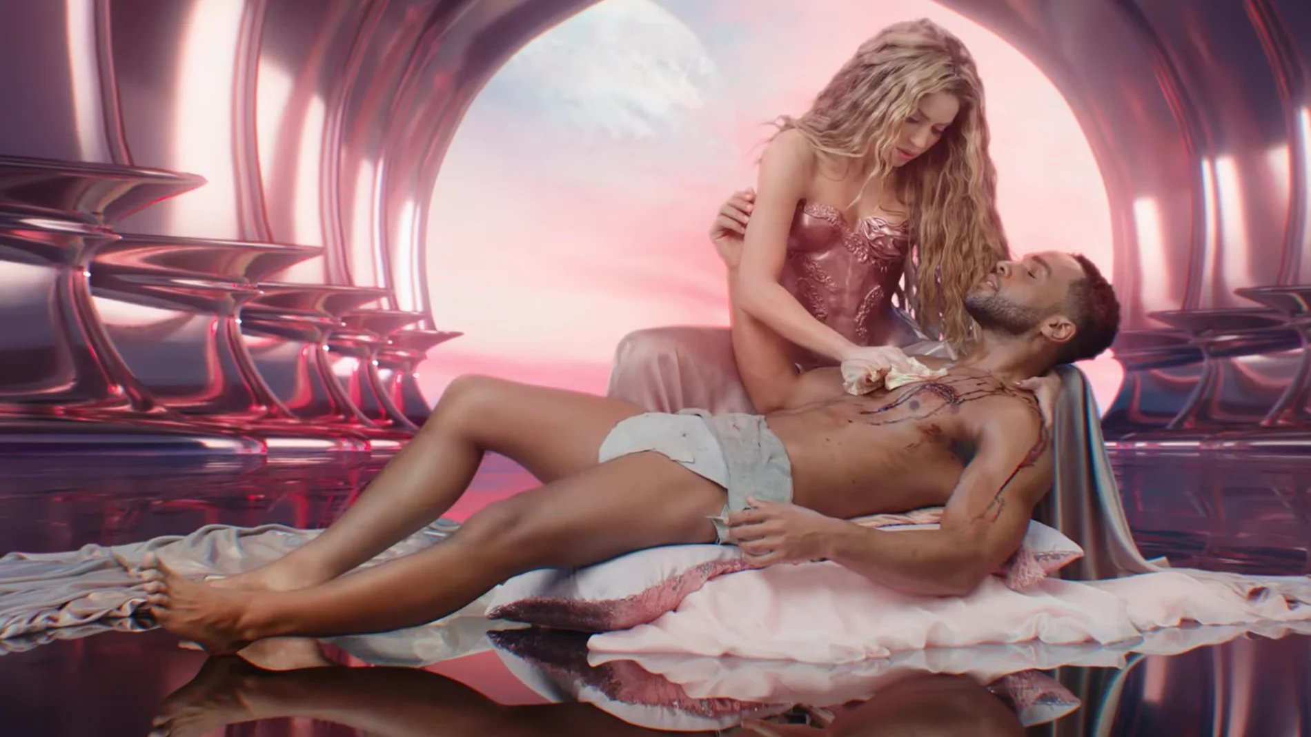 Shakira y Lucien Laviscount, en el videoclip de 'Puntería'.