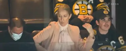 Celine Dion lo da todo en un partido de la NHL. Celine Dion lo da todo en un partido de la NHL.