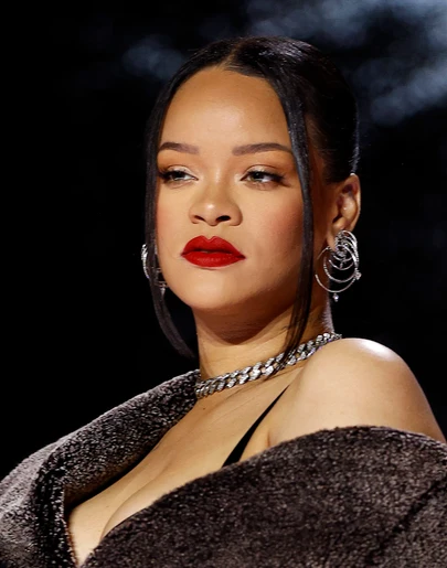 Rihanna protagoniza la impresionante portada de Vogue