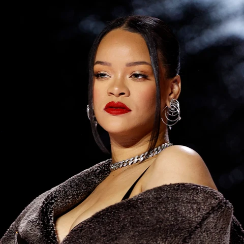 Rihanna protagoniza la impresionante portada de Vogue