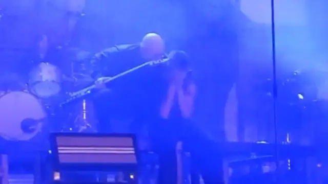 Pucho, cantante de Vetusta Morla, se derrumba tras cantar en directo 'La sábana de mis fantasmas'