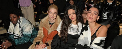 Brent Faiyaz, Hunter Schafer, Rosalia y Dua Lipa en un desfile en 2019.