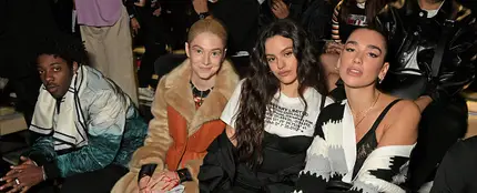 Brent Faiyaz, Hunter Schafer, Rosalia y Dua Lipa en un desfile en 2019. Brent Faiyaz, Hunter Schafer, Rosalia y Dua Lipa en un desfile en 2019.
