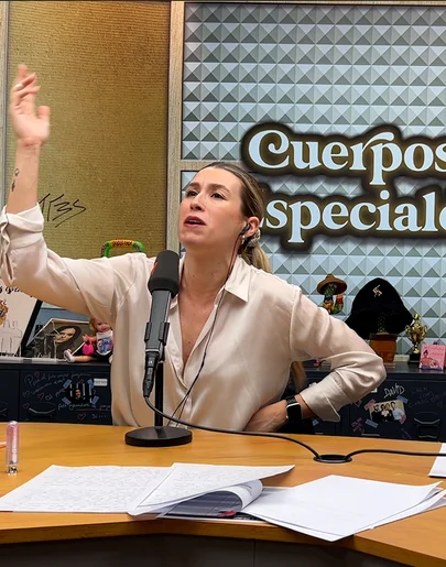Eva Soriano le grita a una nube en 'Cuerpos especiales'