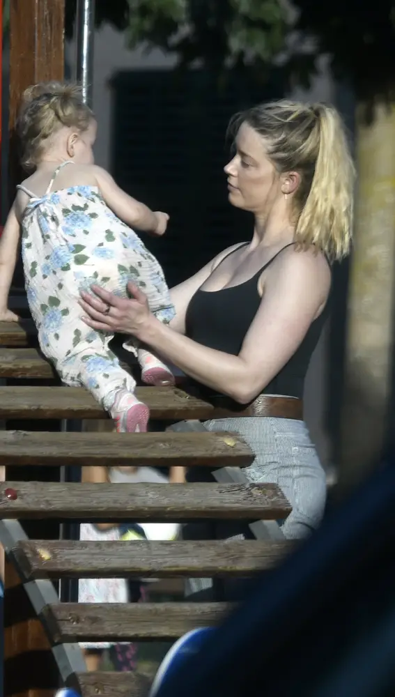 Amber Heard con su hija en Mallorca en octubre de 2022