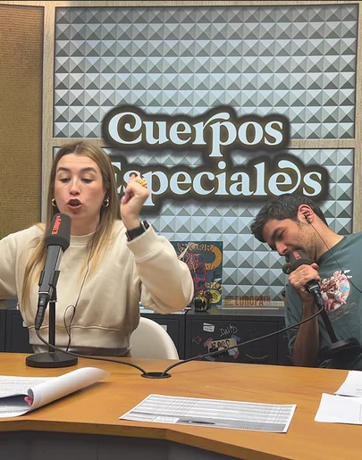 Nacho García busca a Cuerpín debajo de la mesa de 'Cuerpos especiales'.
