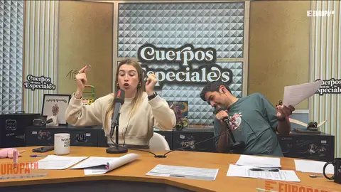 Nacho García busca a Cuerpín debajo de la mesa de 'Cuerpos especiales'. Nacho García busca a Cuerpín debajo de la mesa de 'Cuerpos especiales'.