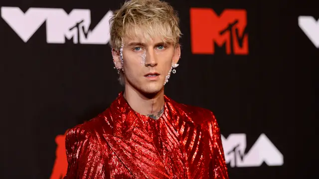 Retan a Machine Gun Kelly a decir tres cosas negativas sobre Taylor Swift y esta es su respuesta