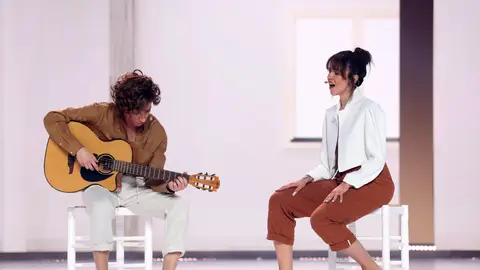 El conmovedor dueto de Raoul Vázquez con Andrea Guasch como Guitarricadelafuente y Natalia Lacunza El conmovedor dueto de Raoul Vázquez con Andrea Guasch como Guitarricadelafuente y Natalia Lacunza