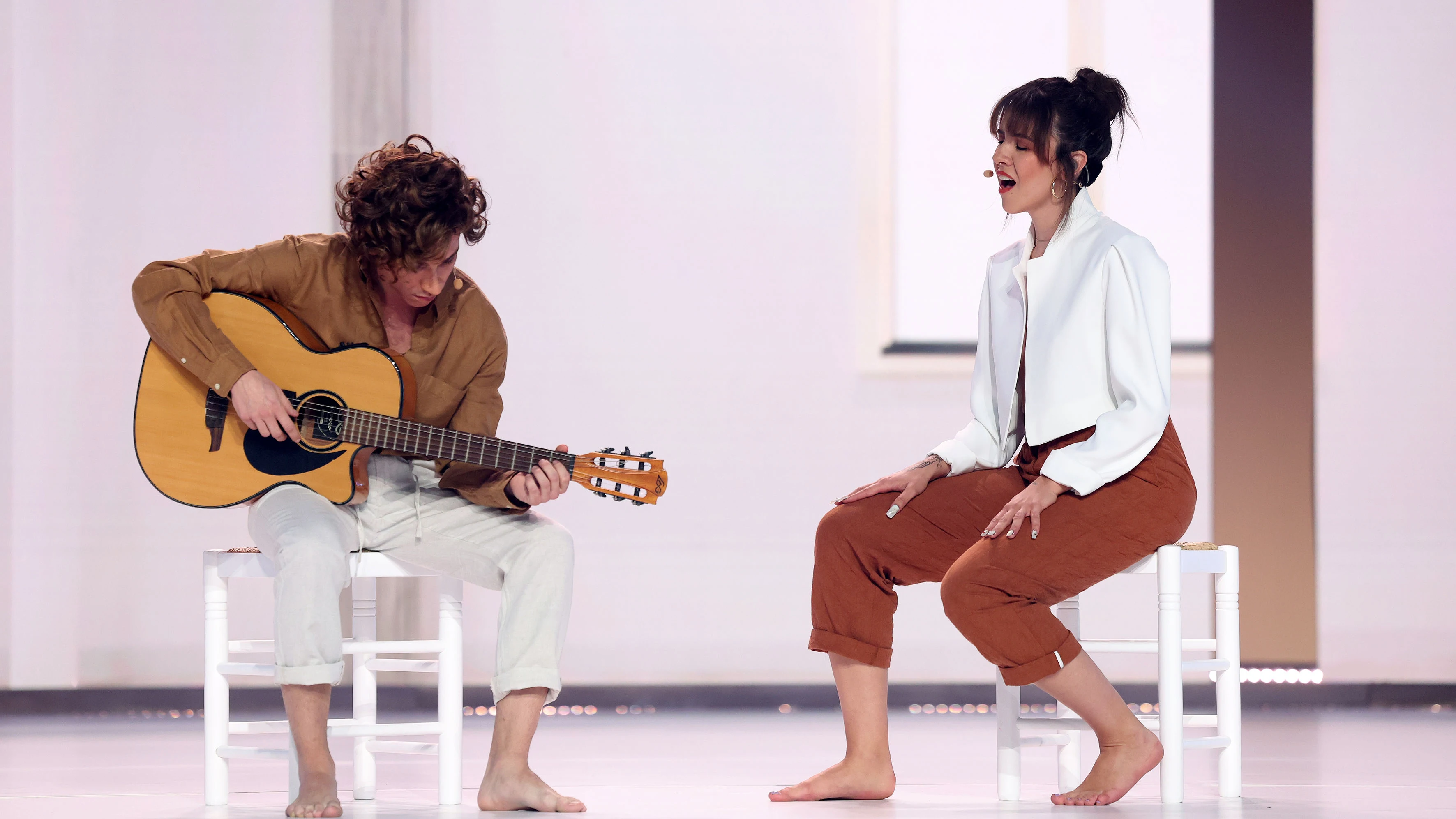 El conmovedor dueto de Raoul Vázquez con Andrea Guasch como Guitarricadelafuente y Natalia Lacunza El conmovedor dueto de Raoul Vázquez con Andrea Guasch como Guitarricadelafuente y Natalia Lacunza