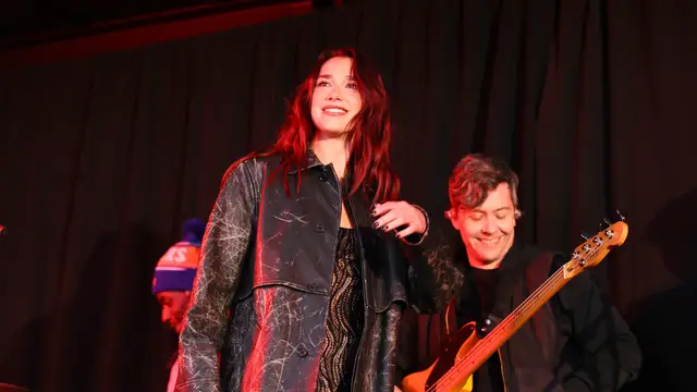 Dua Lipa colapsa Times Square con un concierto gratuito por el estreno de su disco 'Radical Optimism'