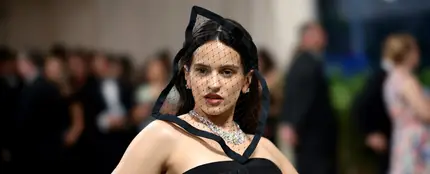 Rosalía tira por lo clásico en la MET Gala con un vestido que recrea un tulipán negro Rosalía tira por lo clásico en la MET Gala con un vestido que recrea un tulipán negro