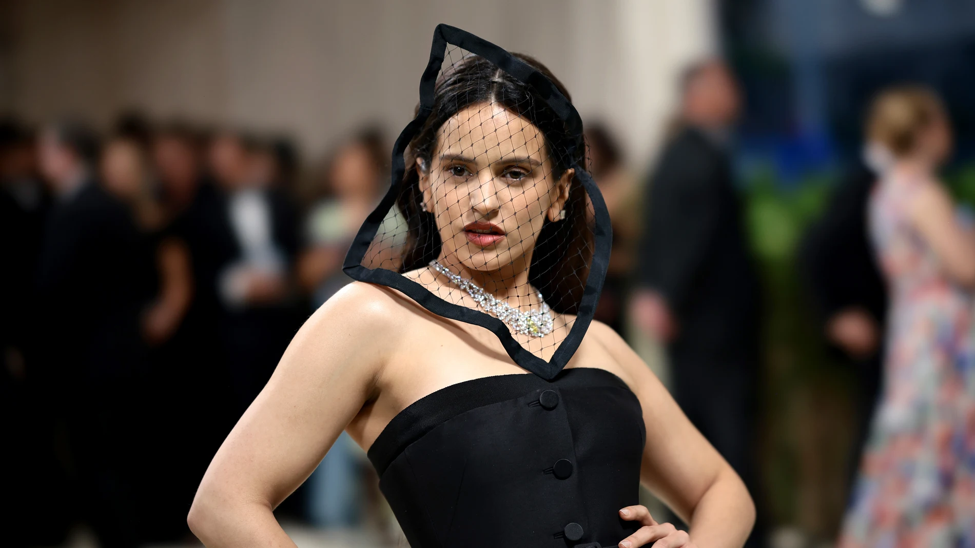 Rosalía tira por lo clásico en la MET Gala con un vestido que recrea un tulipán negro Rosalía tira por lo clásico en la MET Gala con un vestido que recrea un tulipán negro