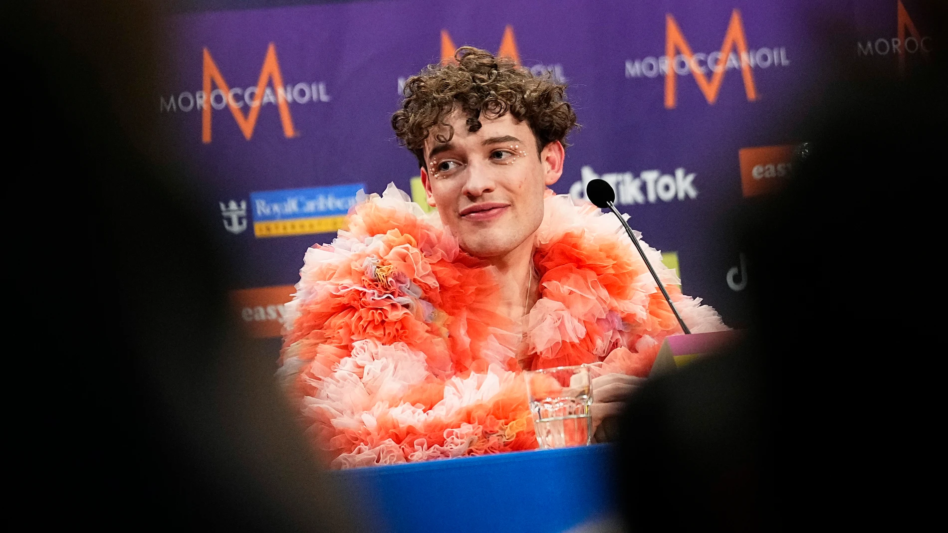 Nemo, en la rueda de prensa posterior a la final de Eurovisión 2024. Nemo, en la rueda de prensa posterior a la final de Eurovisión 2024.