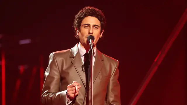 Juanra Bonet, más seductor que nunca como Pino D’Angiò cantando ‘Ma quale idea’