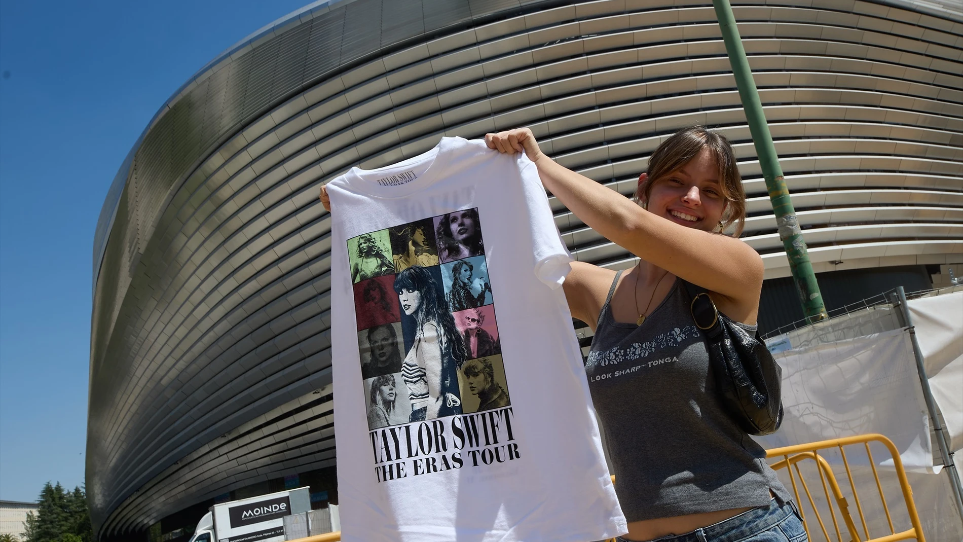 Una mujer sujeta una camiseta de merchandaising, en los alrededores del Estadio Santiago Bernabéu, a 28 de mayo de 2024, en Madrid (España) Una mujer sujeta una camiseta de merchandaising, en los alrededores del Estadio Santiago Bernabéu, a 28 de mayo de 2024, en Madrid (España)