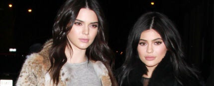 Las hermanas Kylie y Kendall Jenner en 2016