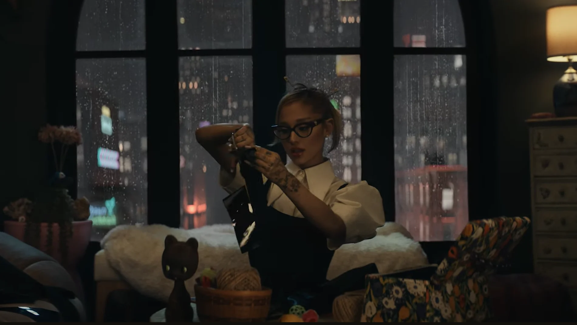 Ariana Grande en el videoclip de 'The boy is mine'