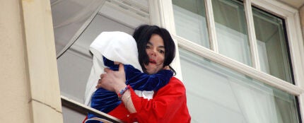 Michael Jackson con su hijo Bigi en un hotel de Berlín en 2002