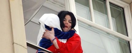 Michael Jackson con su hijo Bigi en un hotel de Berlín en 2002 Michael Jackson con su hijo Bigi en un hotel de Berlín en 2002