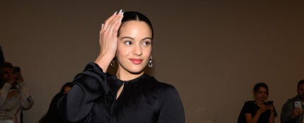 Rosal&iacute;a en la Paris Fashion Week en 2023