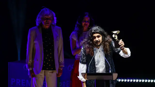 Israel Fernández recoge su galardón en las manos de José Mercé en los Premios de la Academia de la Música