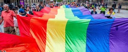 La bandera LGTBIQ+ en el Orgullo de Amsterdam de 2023