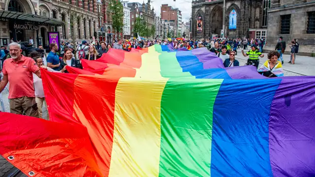 La bandera LGTBIQ+ en el Orgullo de Amsterdam de 2023