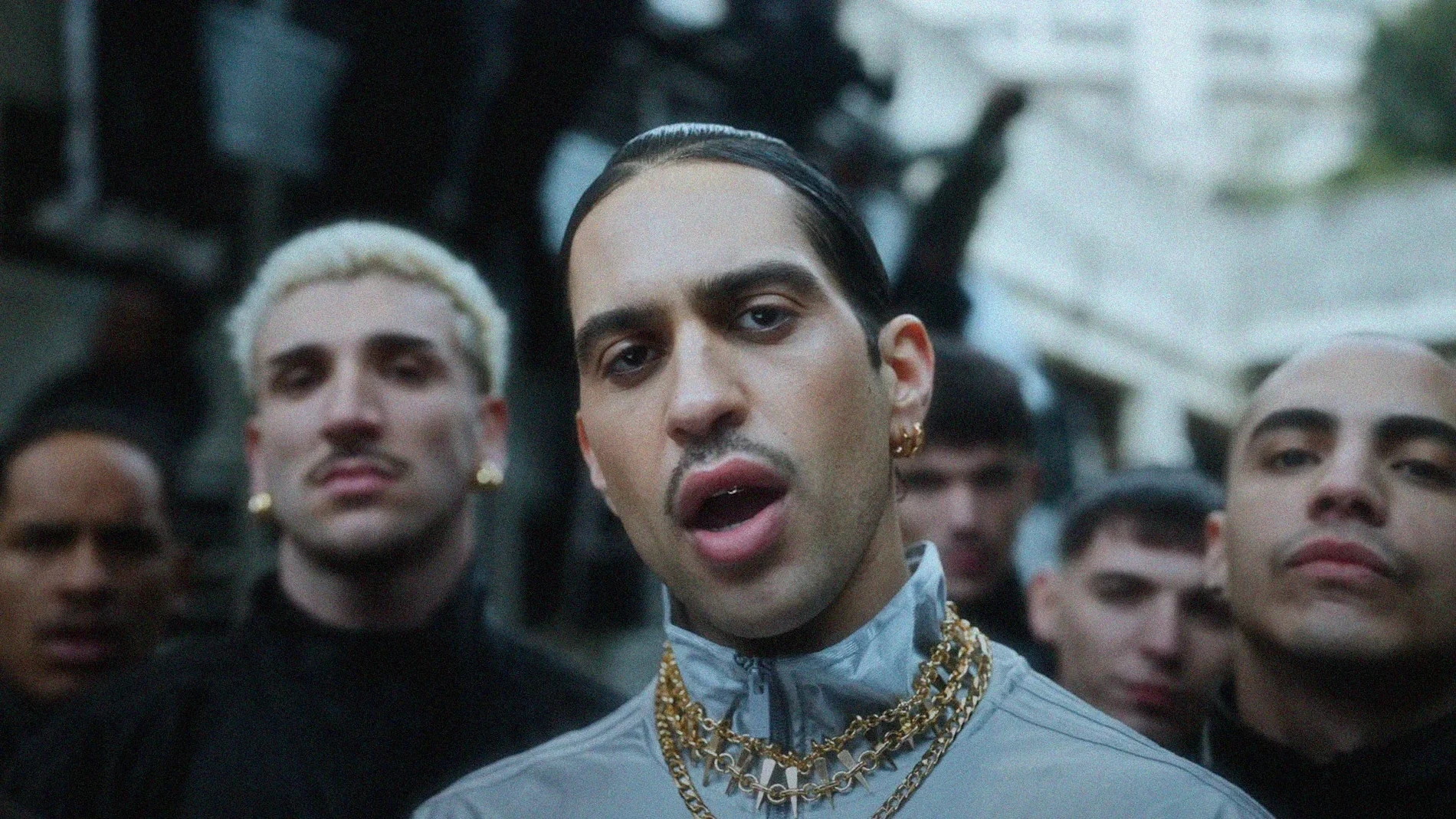 Mahmood en el videoclip de su canción 'TUTA GOLD' Mahmood en el videoclip de su canción 'TUTA GOLD'