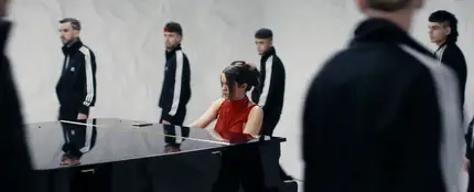 Amaia en un fotograma del videoclip de 'Nanai' Amaia en un fotograma del videoclip de 'Nanai'