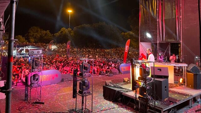 Éxtasis en San Fermín: Javi Sánchez pone a bailar y saltar a miles de personas en el escenario Europa FM