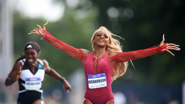 Pestañas postizas, uñas kilométricas y pelucas: quién es la atleta Sha'carri Richardson