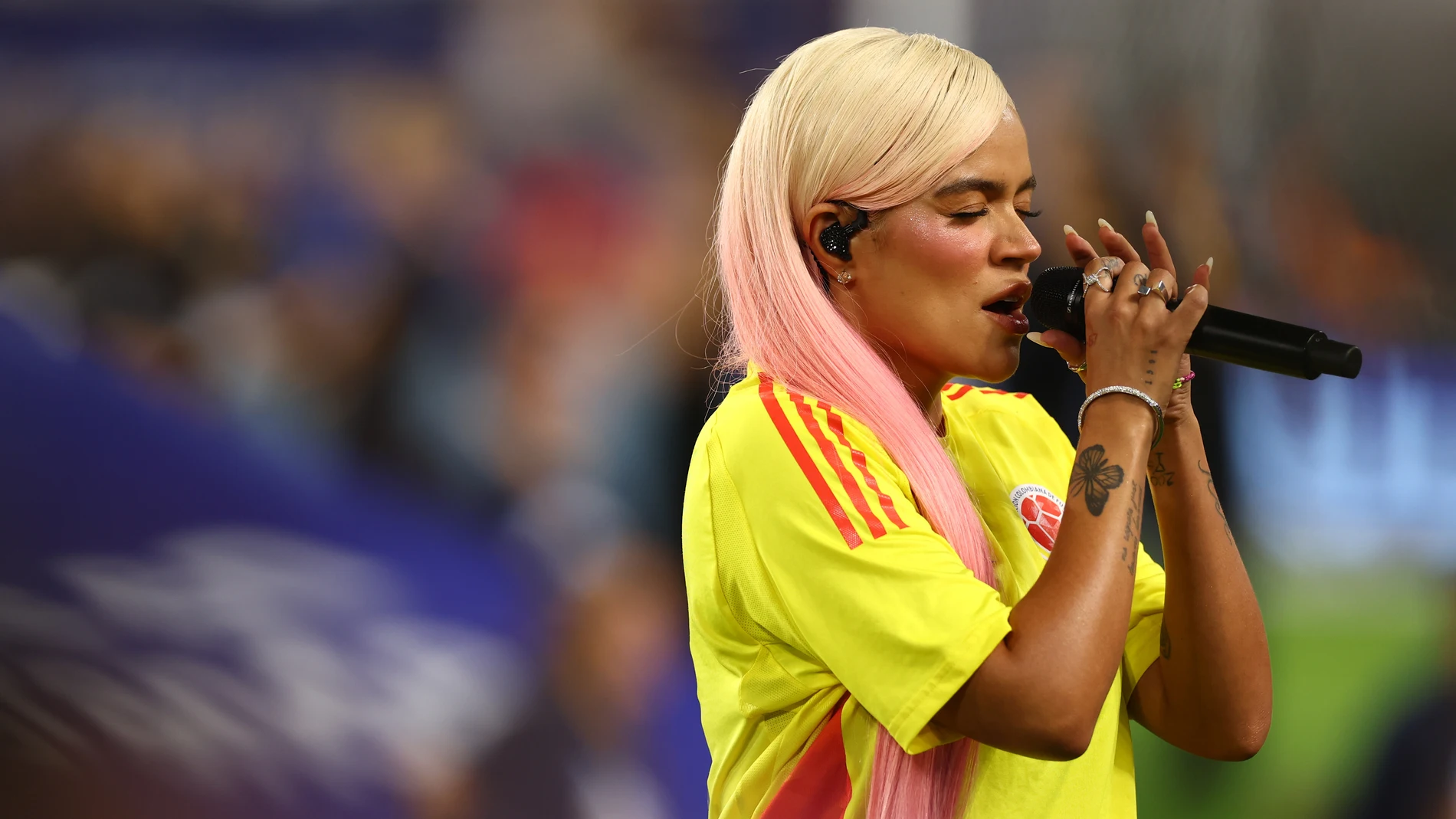 Karol G canta el himno de Colombia en la final de la Copa América  Karol G canta el himno de Colombia en la final de la Copa América