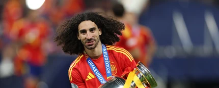 Cucurella con la Copa de Europa Cucurella con la Copa de Europa