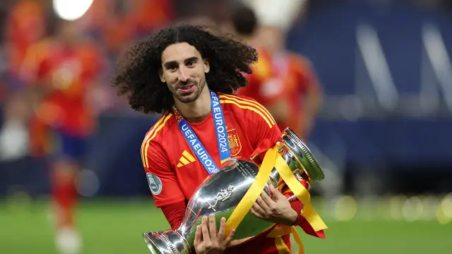 Cucurella con la Copa de Europa